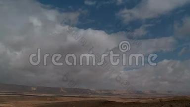 尼盖夫沙漠里的雷蒙火山口上空的云层消失